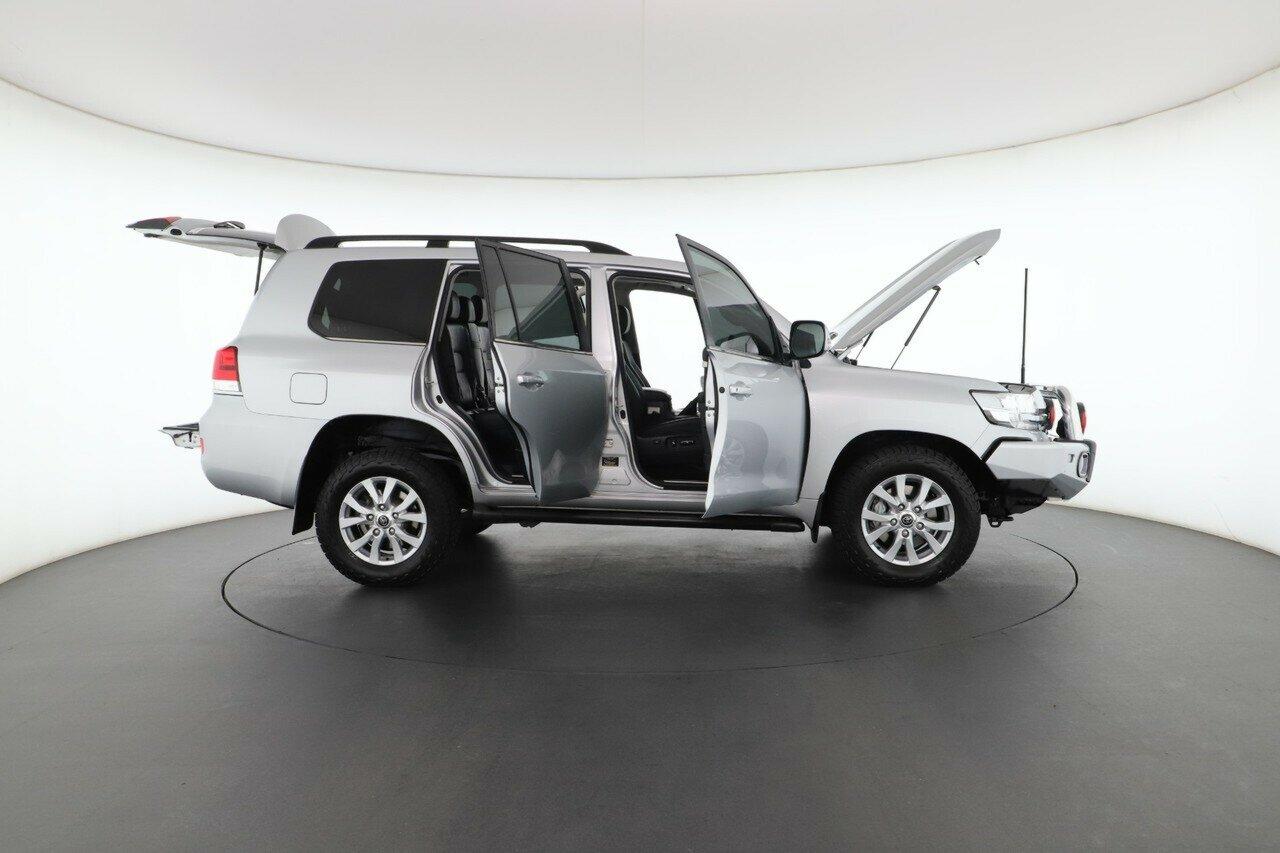Toyota Landcruiser image 2