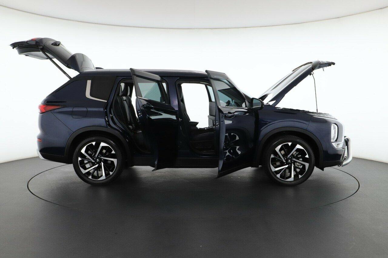 Mitsubishi Outlander image 2