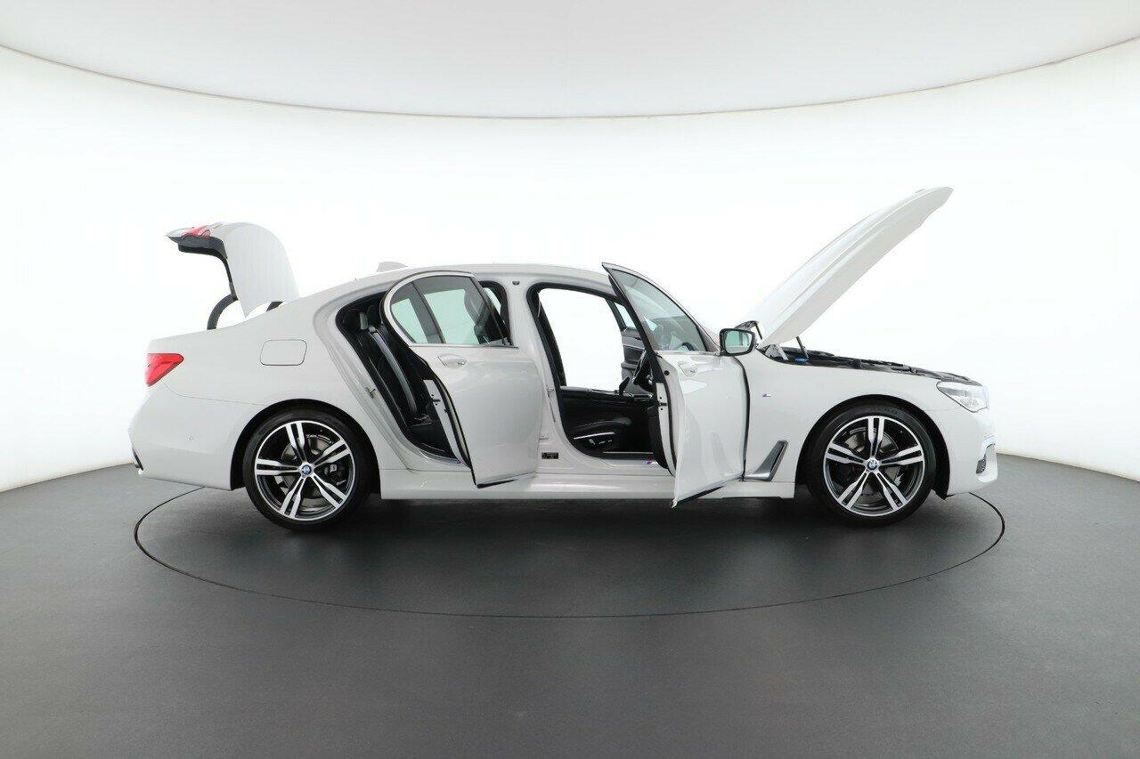 BMW 7 Series image 3
