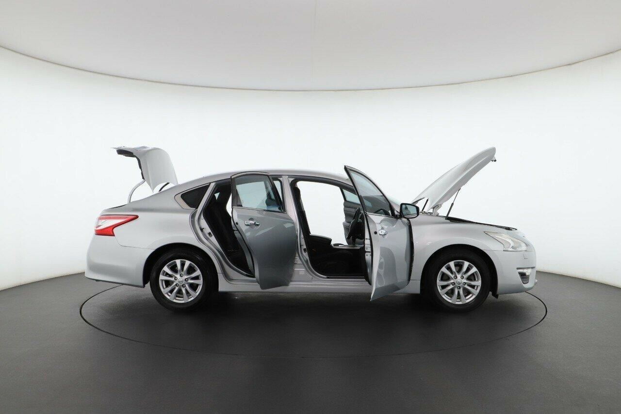 Nissan Altima image 2