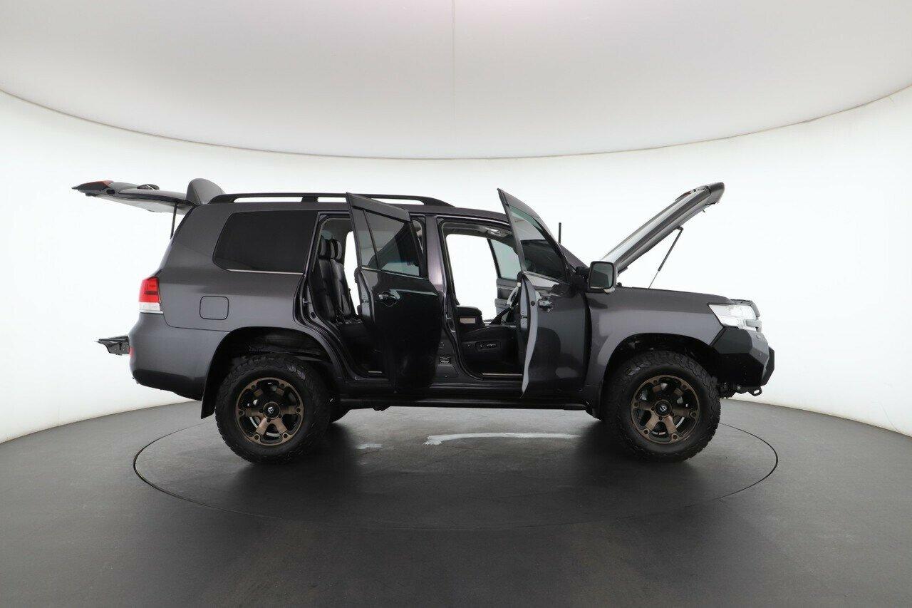 Toyota Landcruiser image 2