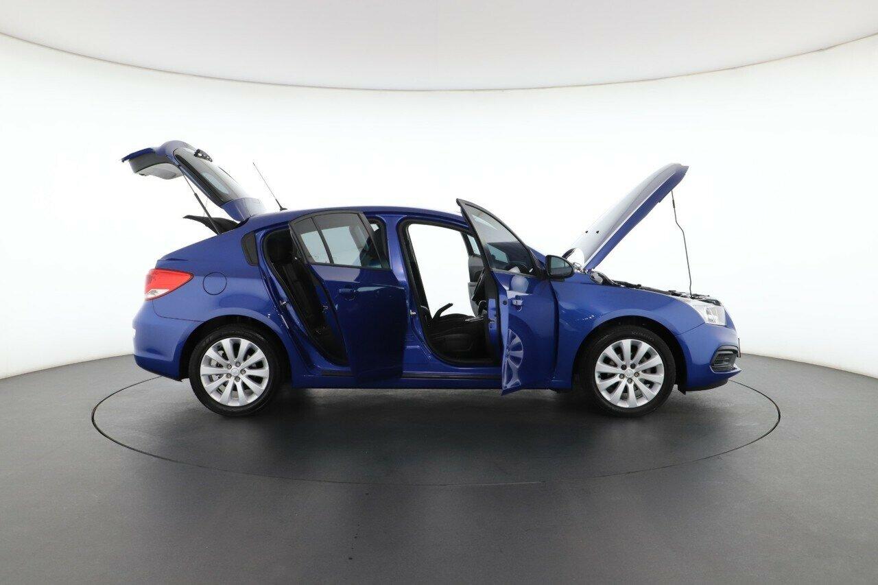 Holden Cruze image 2