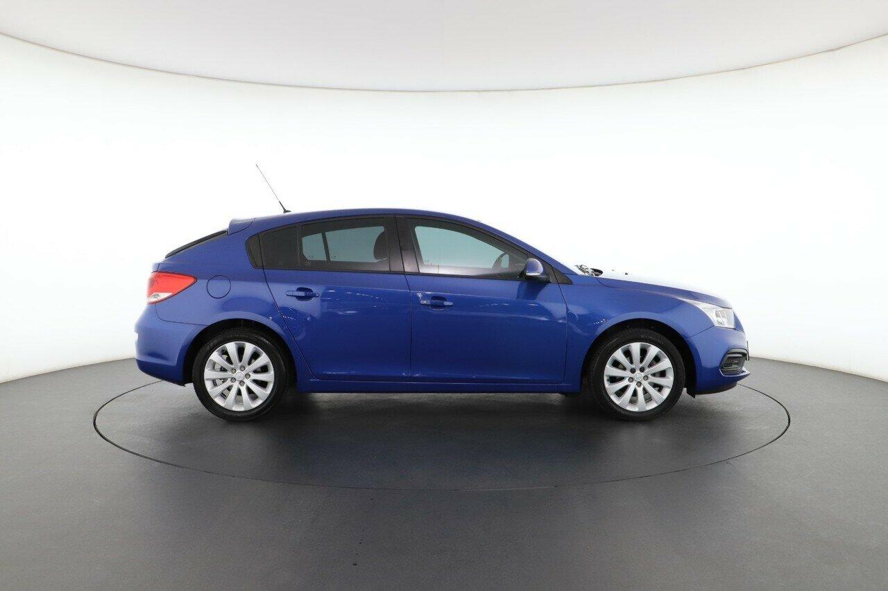 Holden Cruze image 3
