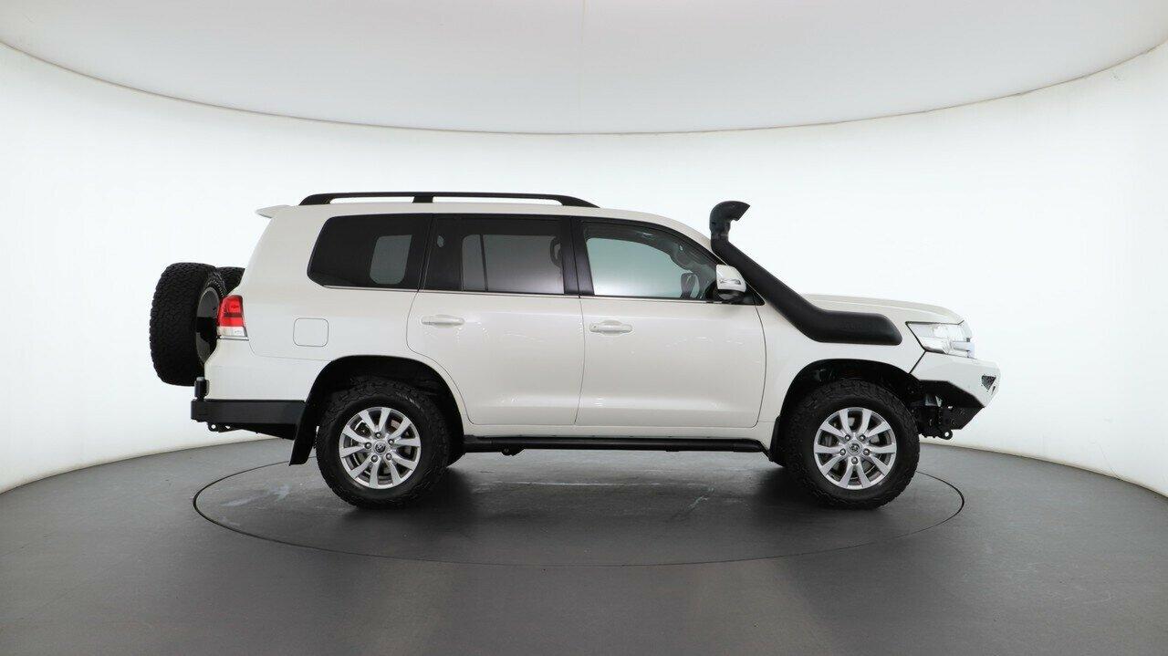 Toyota Landcruiser image 2