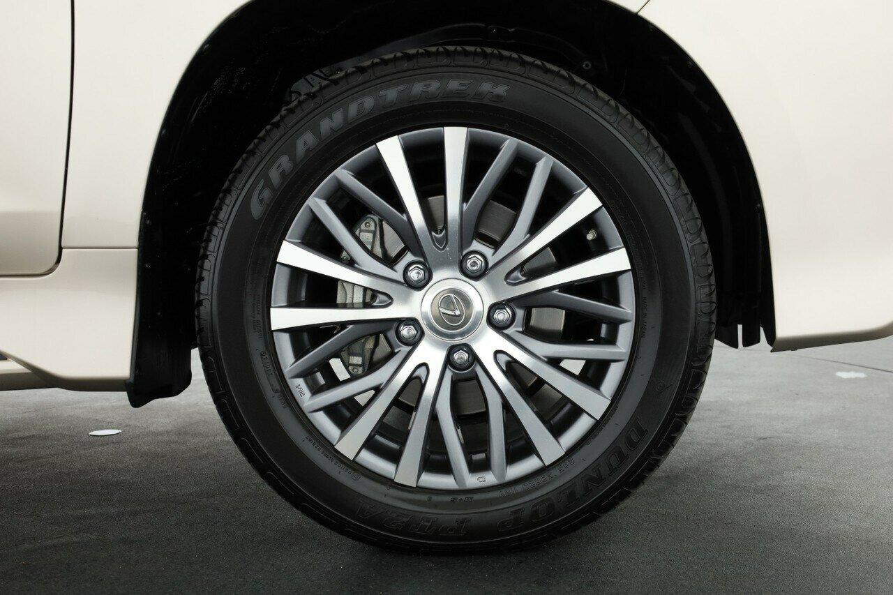 Lexus Lx image 3