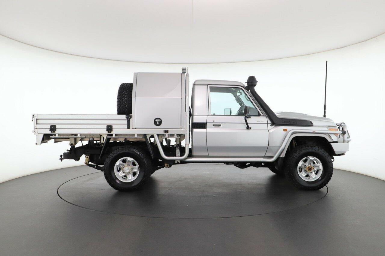 Toyota Landcruiser image 2