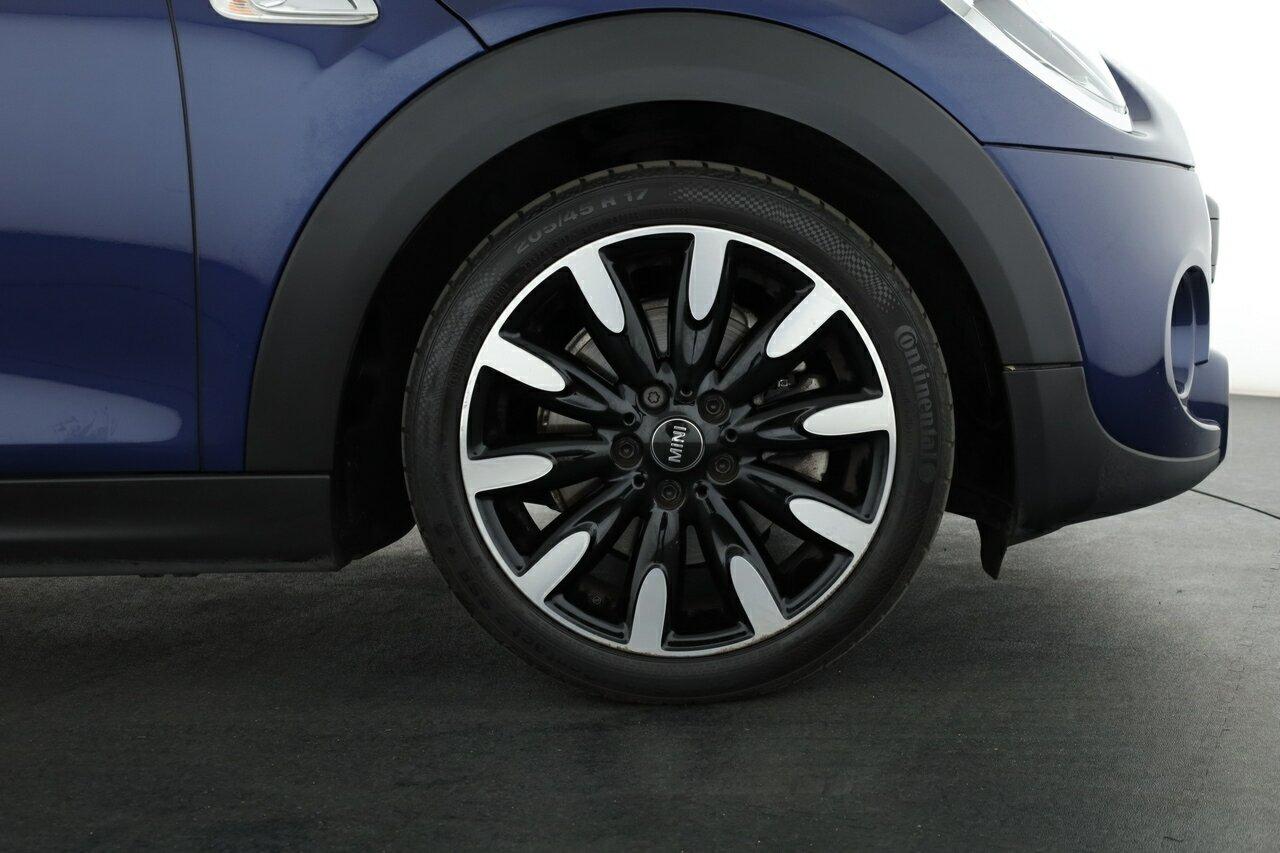 Mini Hatch image 3