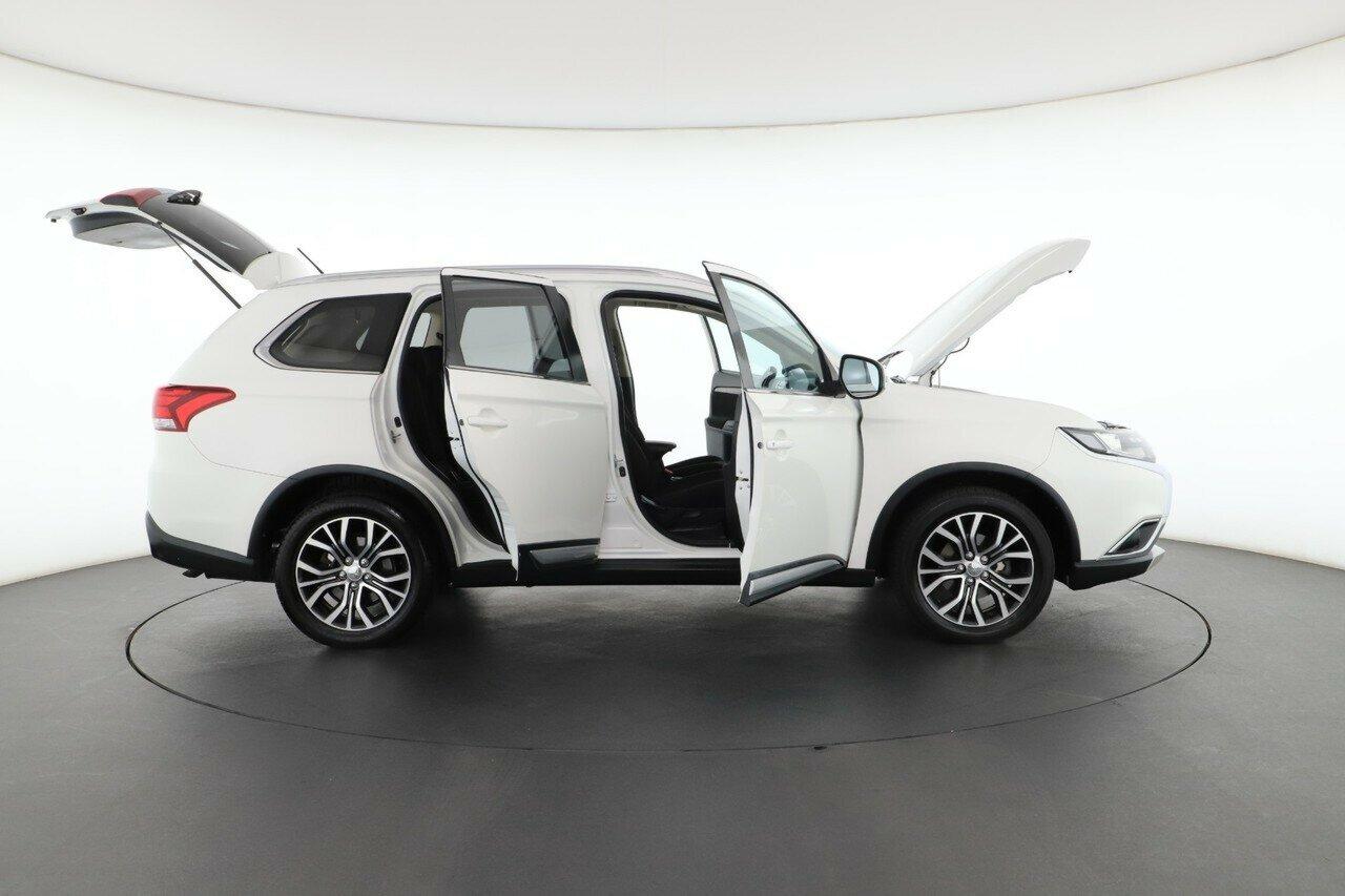 Mitsubishi Outlander image 2