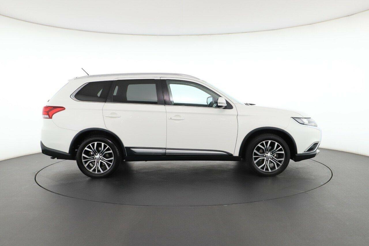 Mitsubishi Outlander image 3