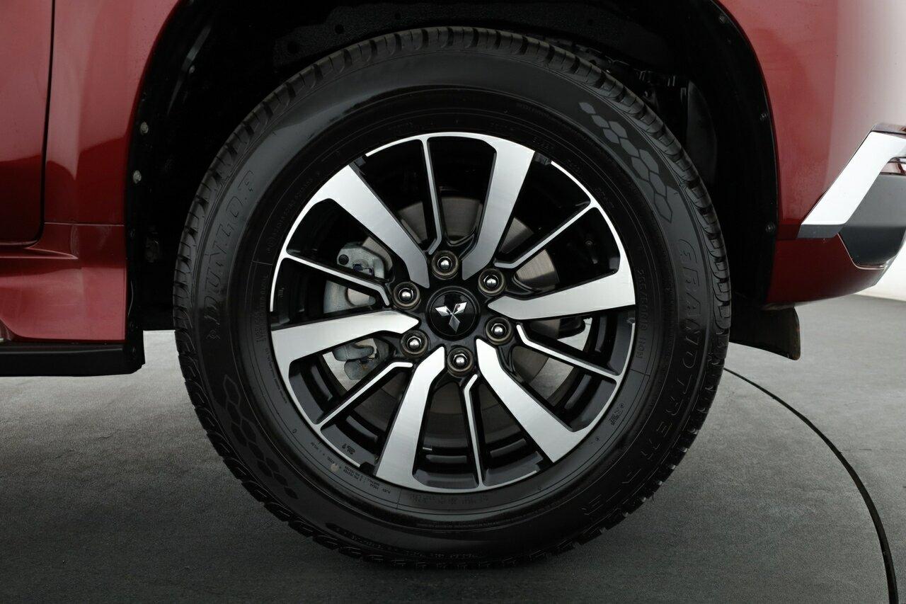 Mitsubishi Pajero Sport image 2