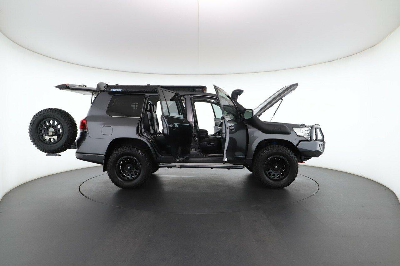 Toyota Landcruiser image 2