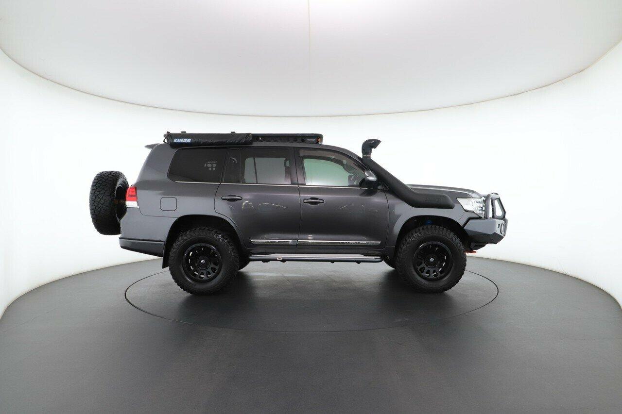 Toyota Landcruiser image 3