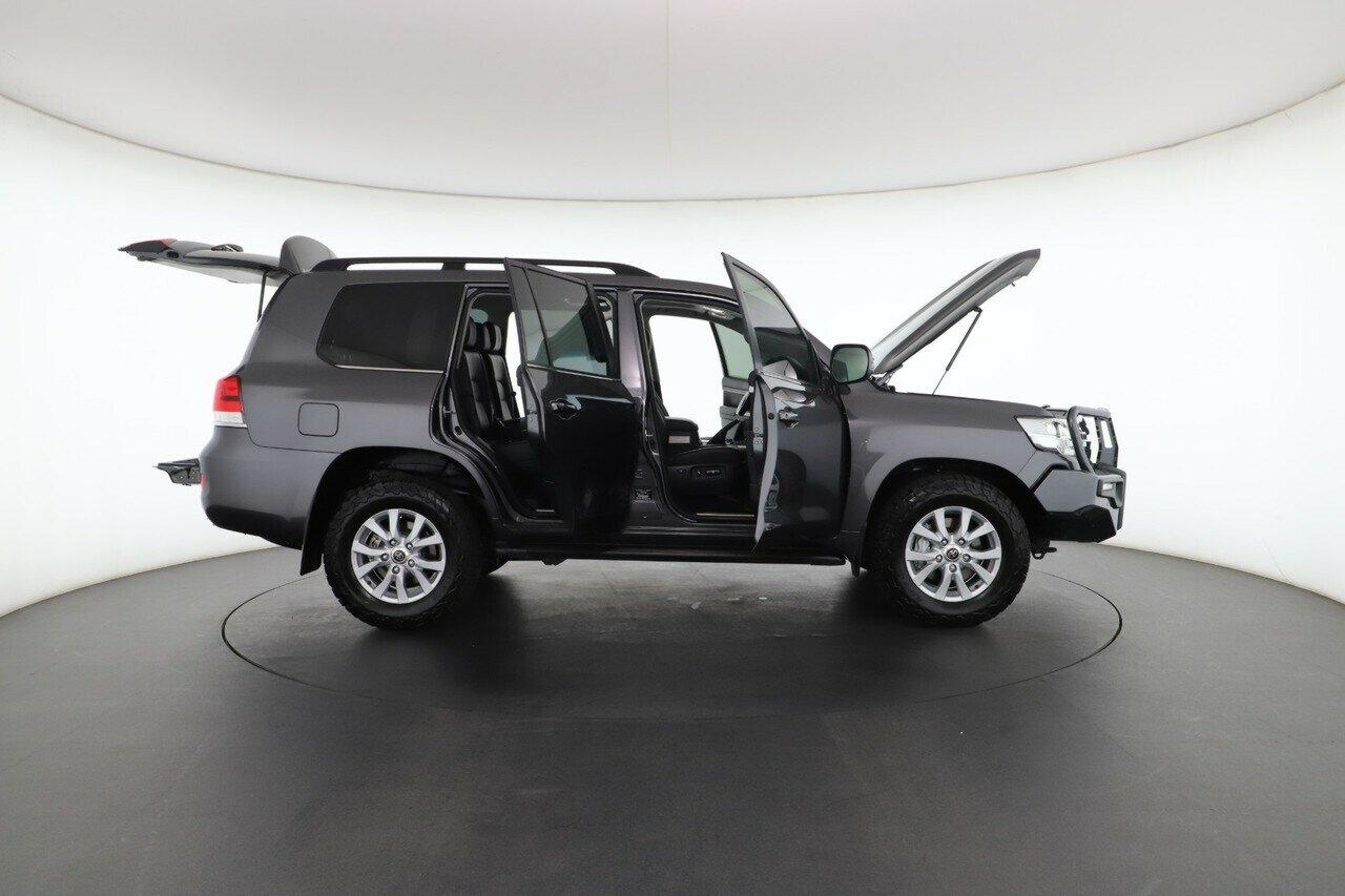 Toyota Landcruiser image 2