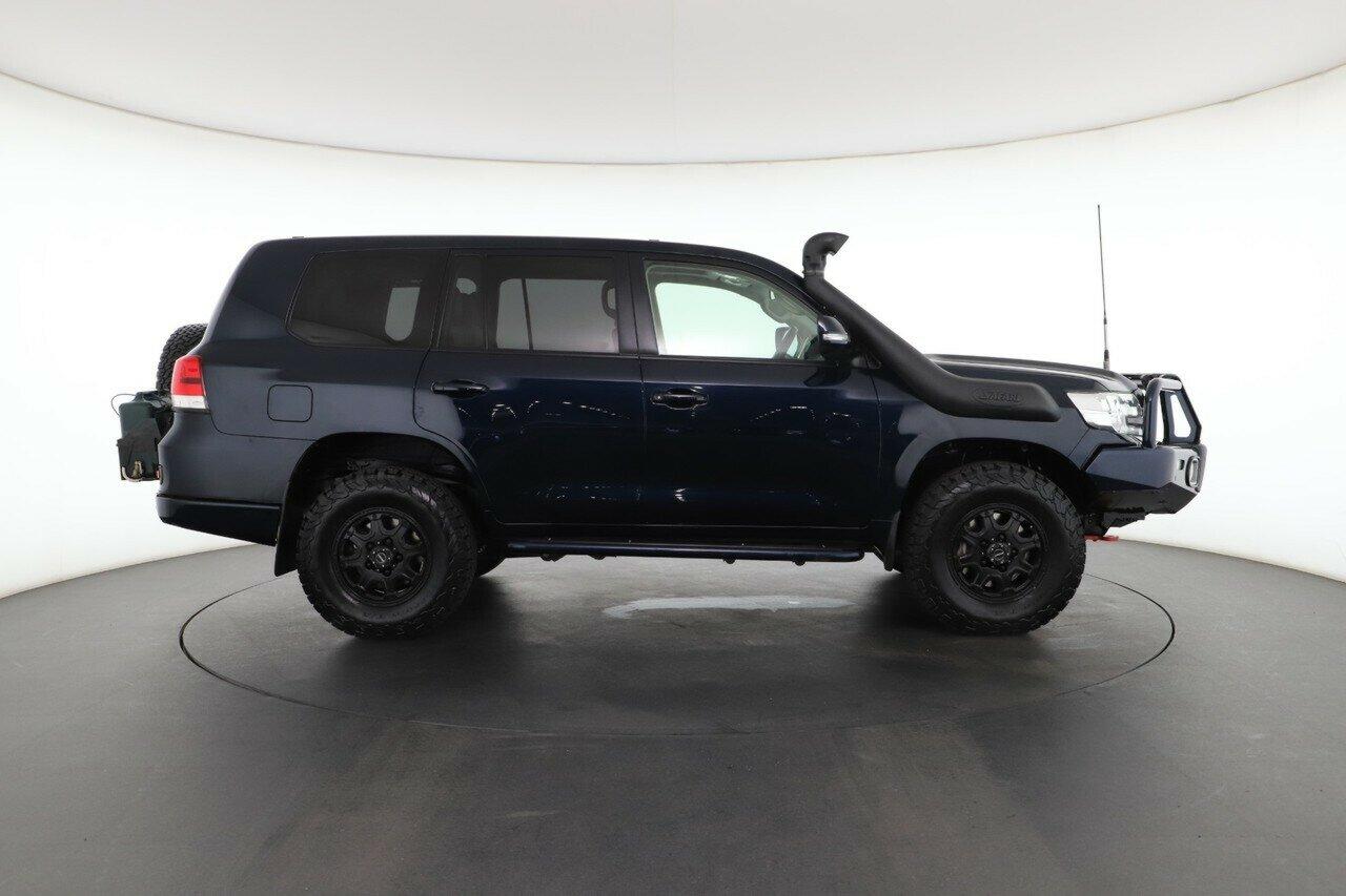 Toyota Landcruiser image 2
