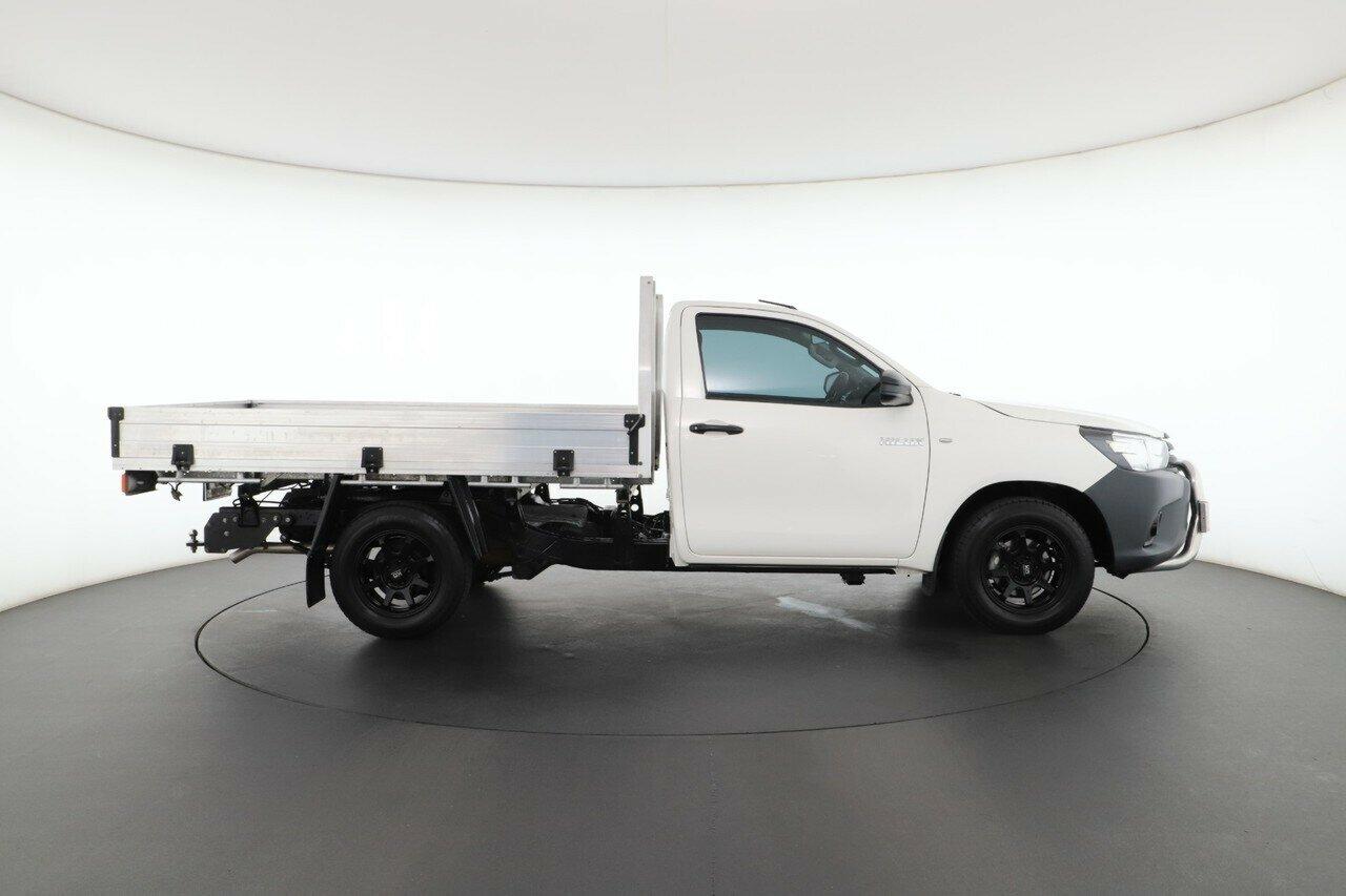 Toyota Hilux image 2