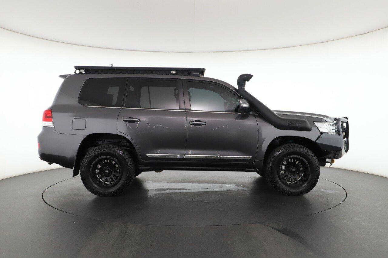 Toyota Landcruiser image 2